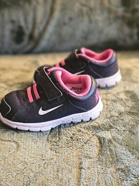 Nike Flex Supreme Toddler Kid's Black and Pink Velcro Athletic Sneakers Size 8C